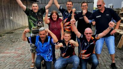 Bild: gz
Dartchef Martin Bauer (rechts) gratuliert der zweiten Mannschaft um Teamchef Daniel Straubinger (links) bei einer Sommerparty zur Meisterschaft.