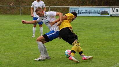Archivbild: Dieter Jäschke
Zu einem heißen Tänzchen bitten der FC Vorbach und Gabriel Speckner (links) am Sonntag den Aufsteiger SV Kohlberg. Der TSV Eslarn (im Bild) empfängt die DJK Weiden.