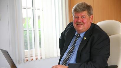 Bild: war
Etzenrichts Bürgermeister Martin Schregelmann feiert am Samstag 60. Geburtstag.