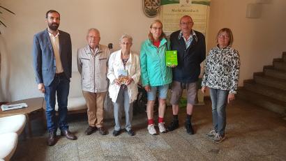 Bild: gi
Bürgermeister Armin Bulenda (links) ehrt die langjährigen Urlaubsgäste und dankt ihnen für die Treue zur Urlaubsgemeinde Moosbach.