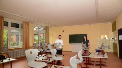 Bild: bey
Der bisherige Aufenthaltsraum für die Mittagsbetreuung ist wieder ein Klassenzimmer. Bürgermeister Sebastian Hartl und Schulleiterin Rektorin Sandra Landgraf sind über die Entwicklung der Schülerzahlen, die zu dieser "Rückverwandlung" geführt haben, hoch zufrieden.