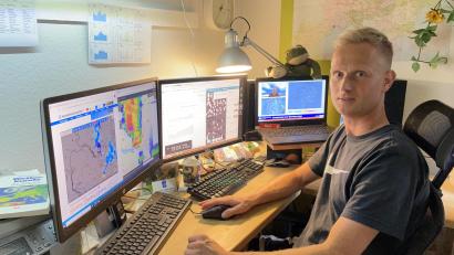 Bild: David Frahnow/exb
David Frahnow gibt von seinem kleinen Wetterbüro in Hamburg auch Warnungen aus, bevor eine Gewitterfont vor der Tür steht. Die Daten sammelt er unter anderem in der Station im Garten seiner Eltern in Störnstein.