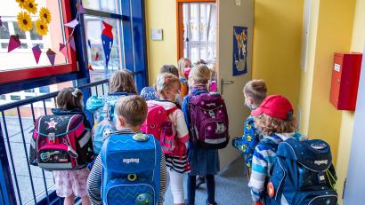 Symbolbild: Jens Büttner/dpa
Um 9 Uhr beginnt an der Stötzner-Schule der erste Schultag für die Abc-Schützen. Alle anderen Schüler sollten bereits um 8.15 Uhr da sein.