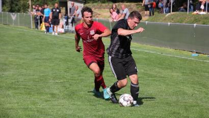 Bild: kro
Der TSV Konnersreuth (rechts Lukas Baumgärtner) musste sich beim TSV Waldershof (im Bild Luca Foti) mit einem Remis begnügen. Das soll im Stiftlandderby gegen die Sportfreunde Kondrau wieder besser laufen.