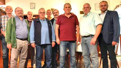 Bild: fjo
Bürgermeister Markus Bauriedl freut sich über den neuen zweiten Vorsitzenden Tobias Wirth. Gemeinsam mit Vorsitzendem Wolfgang Götz überreicht Bezirksvorsitzender Reinhard Ott Urkunden an Eberhard Reber, Helmut Kunz, Karl Meyer, Rudolf Grundler und Roland Hösl (von rechts).