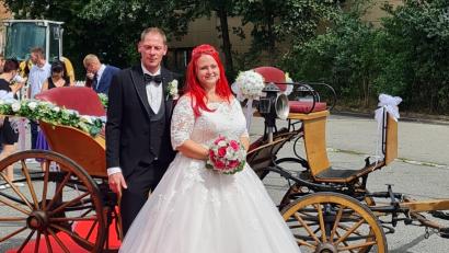 Bild: fjo
Inessa Maure und Tobias Maure geben sich in der Waidhauser Pfarrkirche das Ja-Wort.