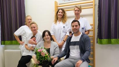 Bild:  Klinikum/Dietl/exb
Mama Natalie und Papa Tobias freuen sich über ihre kleine Nora. Und das Team der Entbindungsstation gleich mit. Alle Personen auf dem Bild waren zuvor negativ auf das Coronavirus getestet worden