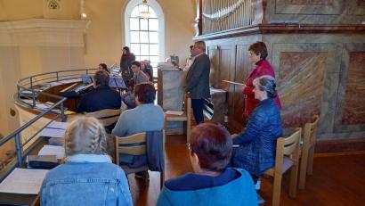 Bild: Florian Löw/exb
Als erstes Konzert der Jubiläumssaison des Plößberger Kirchenchors steht die Gestaltung der Kirchweih-Messe 2022 (im Bild der Auftritt im Vorjahr) auf dem Programm.