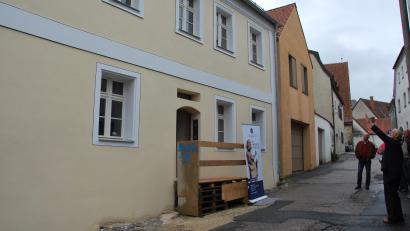 Bild: gsp
Gertrud Rösch vor ihrem denkmalgeschützten Haus Badgasse 13, dem ehemaligen Benefiziatenhaus.