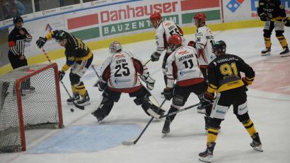 Bild: Andreas Brückmann
Michael Kirchberger und Felix Köbele vom ERSC Amberg im ersten Testspiel gegen die Wölfe aus Vilshofen.