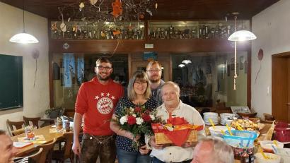 Bild: knh
Die Vorsitzenden Daniel Brünnig (links) und Thomas Neubauer (hinten, rechts) ehren Gründungsmitglied Josef Krauß (rechts) mit einer Urkunde für 35 Jahre Mitgliedschaft. Lebensgefährtin Helga Krös (vorne, links) erhält einen Blumenstrauß.