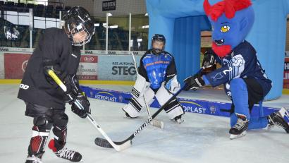 Bild: Kunz
Nachwuchscracks heizen dem blauen Teufel ein: Jede Menge Action beim "Kids-Day" des 1. EV Weiden.