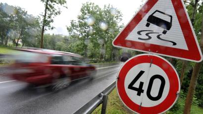 Symbolbild: Andreas Gebert/dpa
An der Kreisstraße Tir 34 bei Erlhammer wurden mehrere Verkehrszeichen und ein Baustellenständer gestohlen.