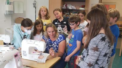 Bild: krb
„Aktiv sein an der Nähmaschine“ hieß es beim Kinderferienclub Neustadt/WN.