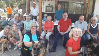 Bild: u
Die Gäste der Solitären Tagespflege St. Barbara waren vom Übungsplatz des Hundesportvereins beeindruckt. Vorne kniend, von links: Hundebesitzerinnen Beate Ries (mit Hund Kuno) und Maria Kammerer (mit Hund Rambo).