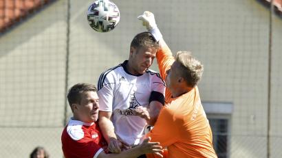 Archivbild: Hubert Ziegler
David Schirner (Mitte), war dreifacher Torschütze des 1. FC Neukirchen