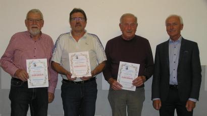 Bild: öt
Karl Lenhard , Vorsitzender Martin Schreyer und Altbürgermeister Günther König (von links) durften für 20 Jahre Zugehörigkeit zum Kleintierzuchtverein Neusorg Urkunden und die Ehrennadeln in Gold in Empfang nehmen. Bürgermeister Peter König gratulierten ihnen.