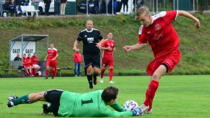 Bild: Mark
Bastian Becher (rechts) vom TV Nabburg scheitert an Dieterskirchens Torwart Thomas Ebner.
