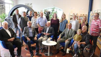Bild: Stadt Tirschenreuth/exb
Bei der Wiedereröffnung in der renovierten Stadtbücherei: Bürgermeister Franz Stahl (sitzend, Dritter von rechts) sowie Christine Henrich und Tatjana Till (stehend Mitte) mit Stadtratsmitgliedern und weiteren Gästen.