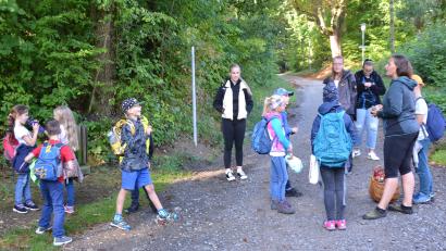 Bild: gi
Unter dem Thema „Wald und Natur“ erkundeten die Ferienkinder mit Kursleiterin Stefanie Zimmet den Wald.