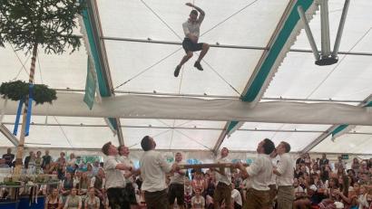 Bild: Böhm 
Hoch her und hoch hinaus ging es beim Austanzen am Sonntag im Festzelt der Wernberger Kirwa.