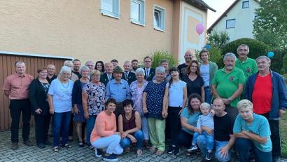 Bild: kro
Hildegard Scholz (Mitte) feierte mit ihrer Familie und vielen Freunden ihren 80. Geburtstag.