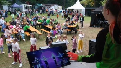 Bild: Hirsch
Dance-Contest auf und vor der Showbühne: Der Schlosspark gehörte am Samstag den Familien.