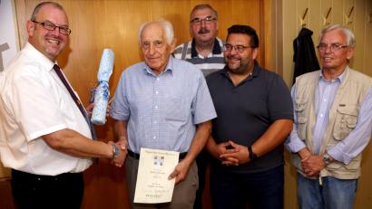 Bild: bkr
Für 50 Jahre aktives Singen zeichneten Vorsitzender Markus Schraml (links), Gruppenvorsitzender Sigmar Bräutigam und Bürgermeister Thomas Kaufmann Alois König (vorne von rechts) aus Schadersberg aus. Begrüßt wurde gleichzeitig Oswald Kopp (hinten) aus Ramlesreuth als neues Mitglied.