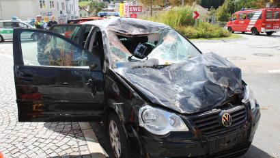 Bild: -/-Polizei/dpa
Ein Pferd ist bei einem Unfall auf dieses Auto gesprungen und hat dabei zwei Personen verletzt.