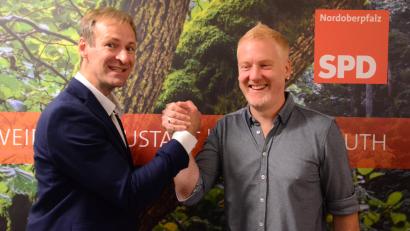 Bild: Kunz
Nicht nur Parteifreunde, sondern zwei echte Kumpels: SPD-Landesgeschäftsführer Olaf Schreglmann (links) und Fraktionsvorsitzender Roland Richter. Einst stiegen sie gemeinsam in den Boxring.