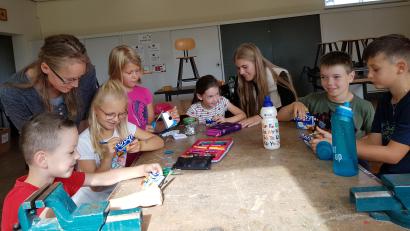 Bild: gi
Voller Eifer fertigten die Ferienkids Geldbörsen aus Tetra-Pak und waren über ihr Werk stolz.