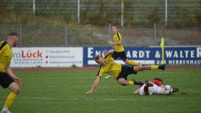 Bild: Andreas Brückmann
2:2 stand es am Ende zwischen dem FC Amberg und der SpVgg Lam. Noah Majdic wird hier gebremst, erzielte aber einen Treffer für Amberg