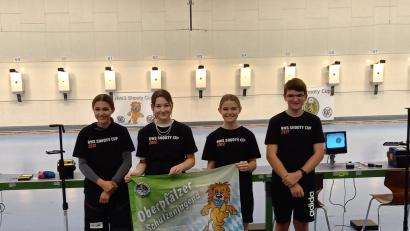 Bild: rwo
Die Oberpfälzer Abordnung beim „RWS Shooty-Cup“: (von links) die Kastler Gewehrschützen Eva Merkl (192, Platz 2) und Theresa Schicker (182, Platz 26) sowie Lena Hofmann (178, Platz 3) aus Michelfeld und Matteo Greger (163, Platz 20) aus Thumsenreuth.