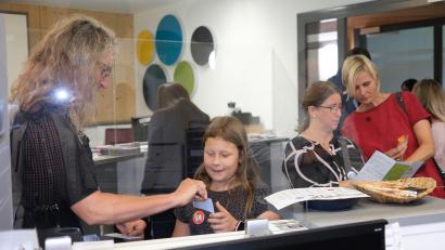 Bild: Hirsch
Test bestanden: Die Führerschein-Abteilung stellte dem Nachwuchs einen Kinderführerschein aus, sofern der Fragebogen richtig beantwortet war.