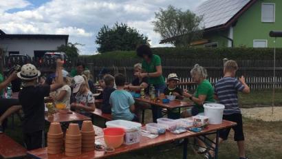 Bild: Hildegard Lingl
Beim Bastelnachmittag entstanden Windspiele..