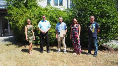 Bild: Wasserwirtschaftsamt Weiden/exb
Stellvertretende Sachgebietsleiterin Personal Isabell Dobmeier, Behördenleiter Mathias Rosenmüller, Anton Baumann, Abteilungsleiterin Renata Bueno Alves, Personalratsvorsitzen-der Christoph Gollwitzer (von links nach rechts)