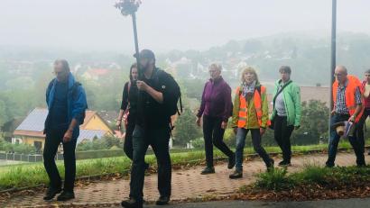 Bild: Gerlinde Sommer/exb
Die Fußwallfahrt kurz vor der Ankunft an der Klosterkirche St. Felix.