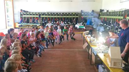 Bild: fjo
Der Fachbereichsleiter für Brandschutzerziehung beim Kreisfeuerwehrverband Neustadt, Thomas Mathes (rechts), zeigt den Kindern, was passiert, wenn eine Dose brennt.