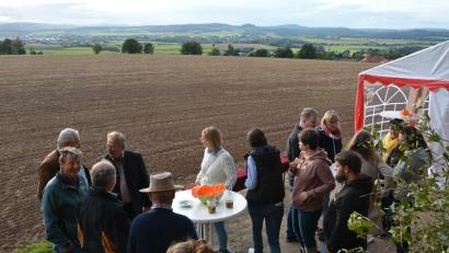 Bild: jr
Nachdem es am Nachmittag lange geregnet hatte, besserte sich das Wetter rechtzeitig zum Beginn des „Sundowners“ bei der Aussichtsplattform oberhalb von Leonberg. Die Besucher konnten sich beim gemütlichen Beisammensein Drinks und Snacks schmecken lassen und den Ausblick über die Landschaft genießen.