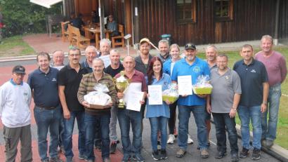 Bild: dl
Stadtrat Herbert Wartha, Vorsitzender Herbert Promberger (von rechts), Kreisvorsitzender Ulrich Knoch und Turnierleiter Michael Ziegler (von links) sorgten für eine erfolgreiche Veranstaltung. Die Mannschaftssieger Erzhäuser, Neukirchen-Balbini und Thanstein (Mitte) und den weiteren Mannschaftsführern.
