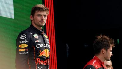 Bild: Hasan Bratic/dpa
Auch in Zandvoort nicht zu schlagen: Sieger Max Verstappen (M) aus den Niederlanden.