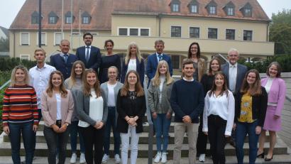 Bild: jr
Dreizehn Lehramtsanwärterinnen und Lehramtsanwärter für die Grund- und Mittelschulen wurden am Montagvormittag am Landratsamt Tirschenreuth vereidigt. Mit dabei sind Schulamtsdirektorin Martin Puff (rechts), sowie (oberer Reihe von links) Landrat Roland Grillmeier und Schulamtsdirektor Armin Engel. Mit im Bild die Seminarrektoren und Verantwortlichen der Lehrerausbildung.