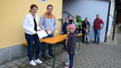Bild: bey
CSU-Ortsvorsitzende Marina Hirnet, Johannes Janker, Vorstandmitglied und Zweite Ortsvorsitzende Stephanie Stahl (im Hintergrund) freuen sich, dass rund 60 Kinder an der Schnitzeljagd teilgenommen haben und sich am Freitagvormittag ihre Preise abgeholt haben.