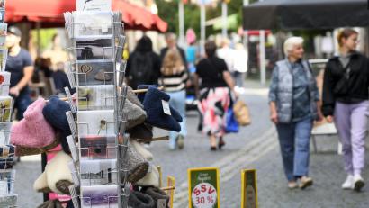 Bild: Gabi Schönberger
Warm anziehen müssen sich die Weidener Geschäfte in diesem Winter. Steigende Energiekosten, Online-Handel und Pandemie sind nur einige der Probleme, die den Einzelhandel derzeit plagen.