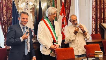 Bild: Stadt Weiden/exb
Oberbürgermeister Jens Meyer, Bürgermeister Sandro Parcaroli (Macerata) und Bürgermeister Albert de Marco (Floriana) während der Geschenkübergabe im Rathaus (von links)