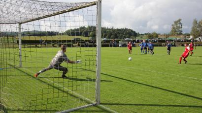 Bild: kro
Der TSV Konnersreuth fertigte die Sportfreunde Kondrau am Sonntag mit 6:0. Hier verwandelt Christoph Pirner einen Foulelfmeter zum 4:0, SF-Torwart Daniel Gold ist ohne Abwehrchance.