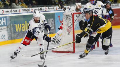 Bild: Peter Kolb
Die Blue Devils Weiden verloren am Sonntag bei den Bayreuth Tigers mit 2:3. Hier klärt Dominik Müller (links) vor dem Bayreuther Jesse Poach.