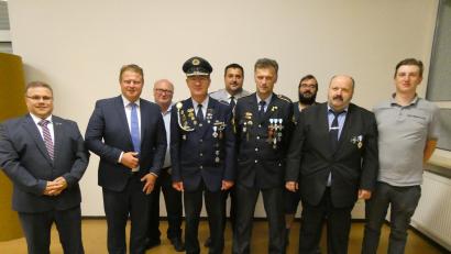 Bild: Anton Hauptmann/exb
Neuer Kreisvorsitzender ist Wolfgang Danler (Vierter von rechts). Von links Hartmut Schütze vom Verband der Reservisten der Deutschen Bundeswehr, Bürgermeister Stefan Grillmeier, stellvertretender Bezirksvorsitzender Michael Nagy, Ehrenkreisvorsitzender Anton Hauptmann, Thorsten Schiener, Vorsitzender Danler, Andreas Heining, Hans Müller und Patrick Scherm.