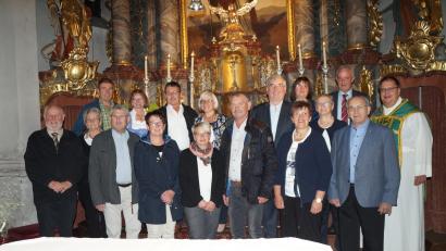 Bild: wel
35 bis 55 Jahre sind die Paare verheiratet, die mit Pfarrer Markus Urban in der Kirche ihr Ehejubiläum feierten