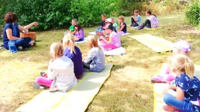 Bild: fjo
Mit ihrer Märchenstunde inmitten von Blumen und Bäumen landet der SPD-Ortsverein im Ferienprogramm einen Volltreffer.